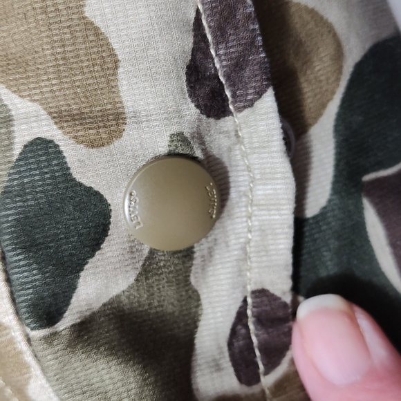 Levi Strauss & Co. Loose fit Camo Cargo Shorts. Size 40 - Picture 12 of 15